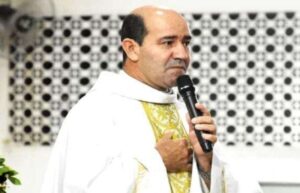 Padre reza missa do Dia das Mães, tem mal súbito em seguida, morre e causa enorme comoção