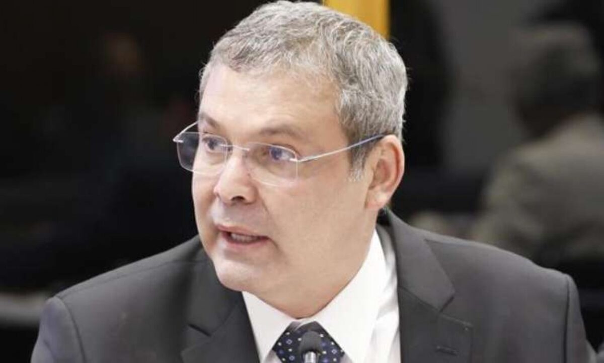 Lindbergh caluniou relator da CPMI do INSS e agora processado apresenta resposta medíocre, sem nexo