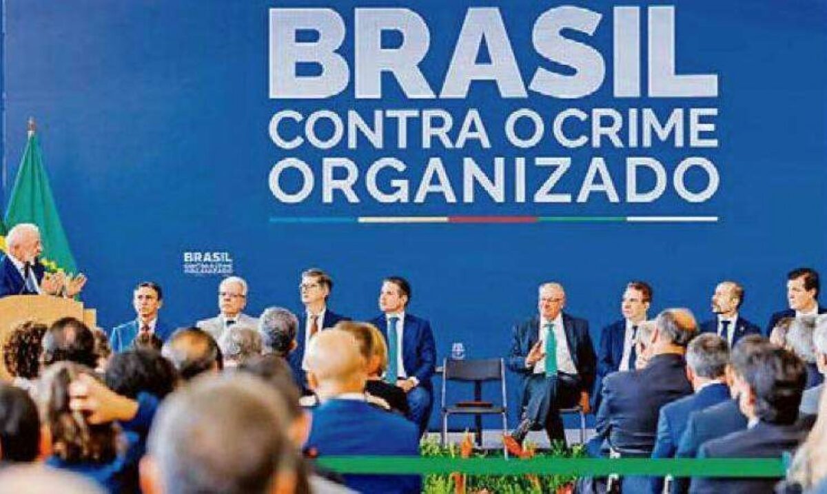 No apagar das luzes do 5º mandato petista, com a popularidade em queda, Lula diz que vai combater o crime organizado