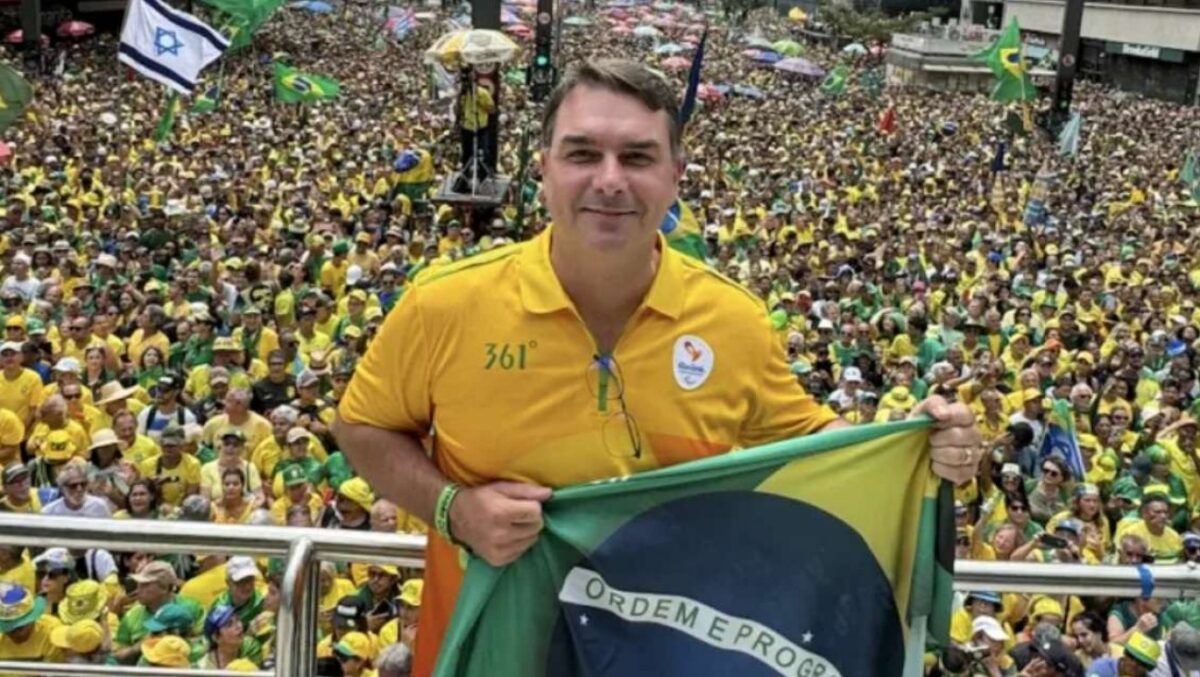 Flávio Bolsonaro dá surra em Lula no segundo turno, diz pesquisa