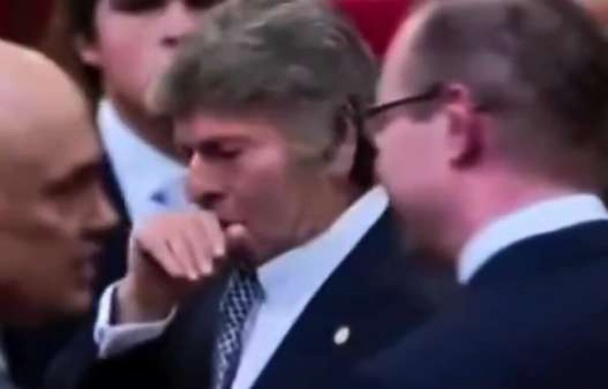 Vídeo flagra atitude estranha de Fux diante de outros ministros