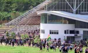 URGENTE: Militantes de esquerda invadem aeroporto