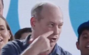 Ciro Gomes se confunde, abre fogo contra apoiador e pede prisão durante evento (veja o vídeo)