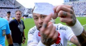 No último jogo antes da convocação, algo bizarro acontece com Neymar e Santos toma goleada