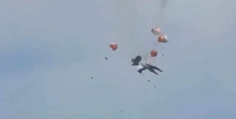 URGENTE: Aviões colidem no ar (veja o vídeo)