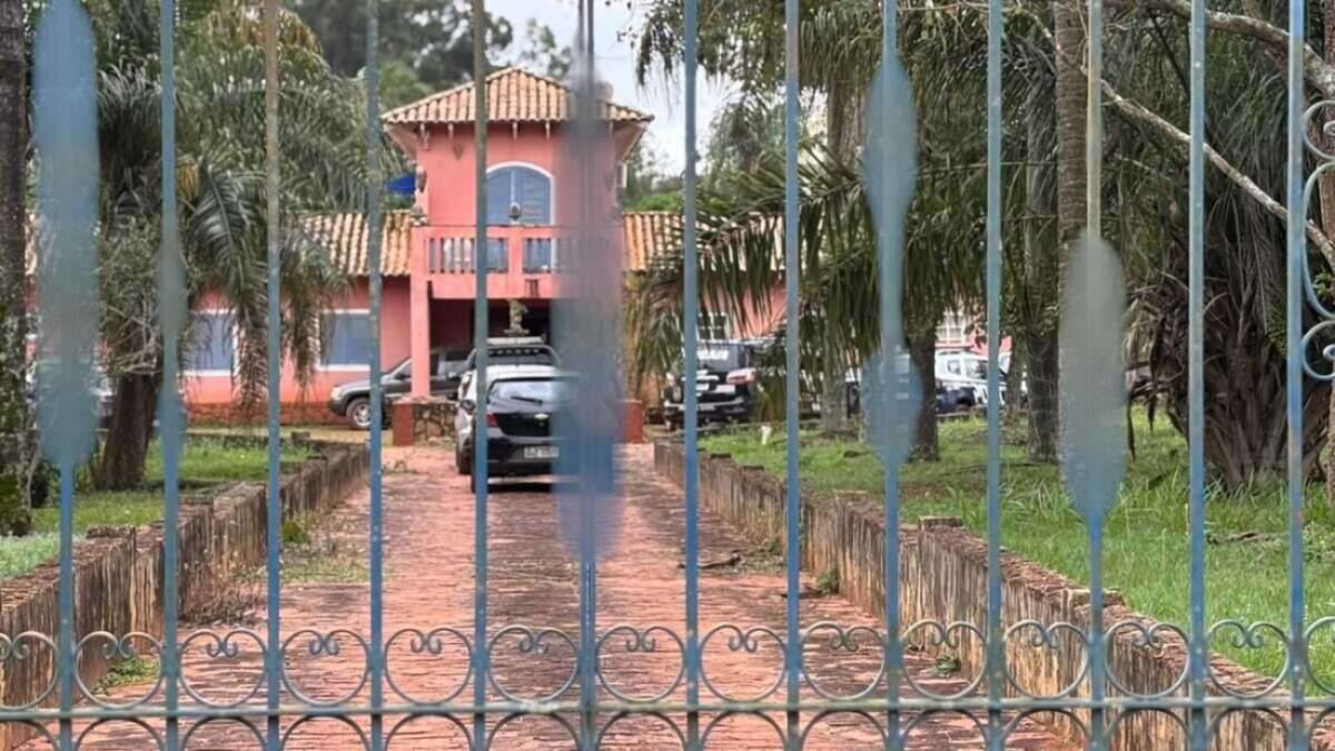 Médico renomado alega que esposa cometeu suicídio, mas ferimento contraria versão