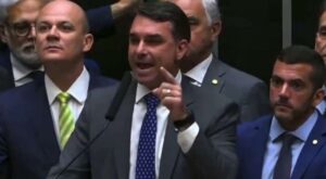 Flávio bate na cara! (veja o vídeo)