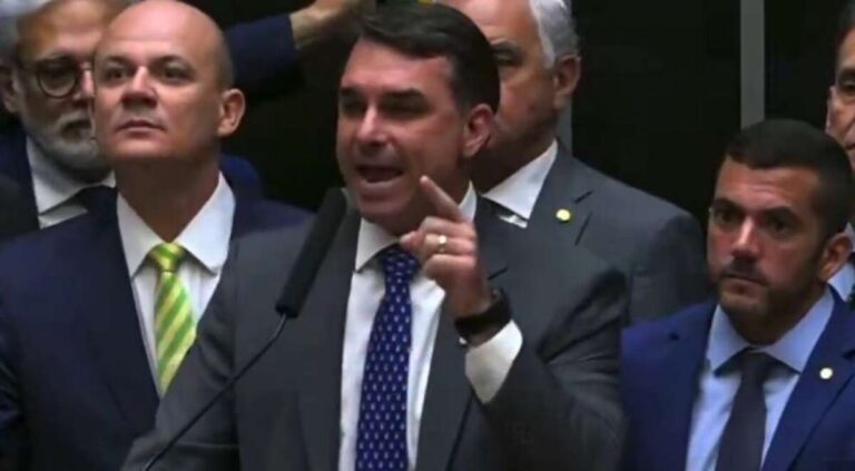 Flávio bate na cara! (veja o vídeo)