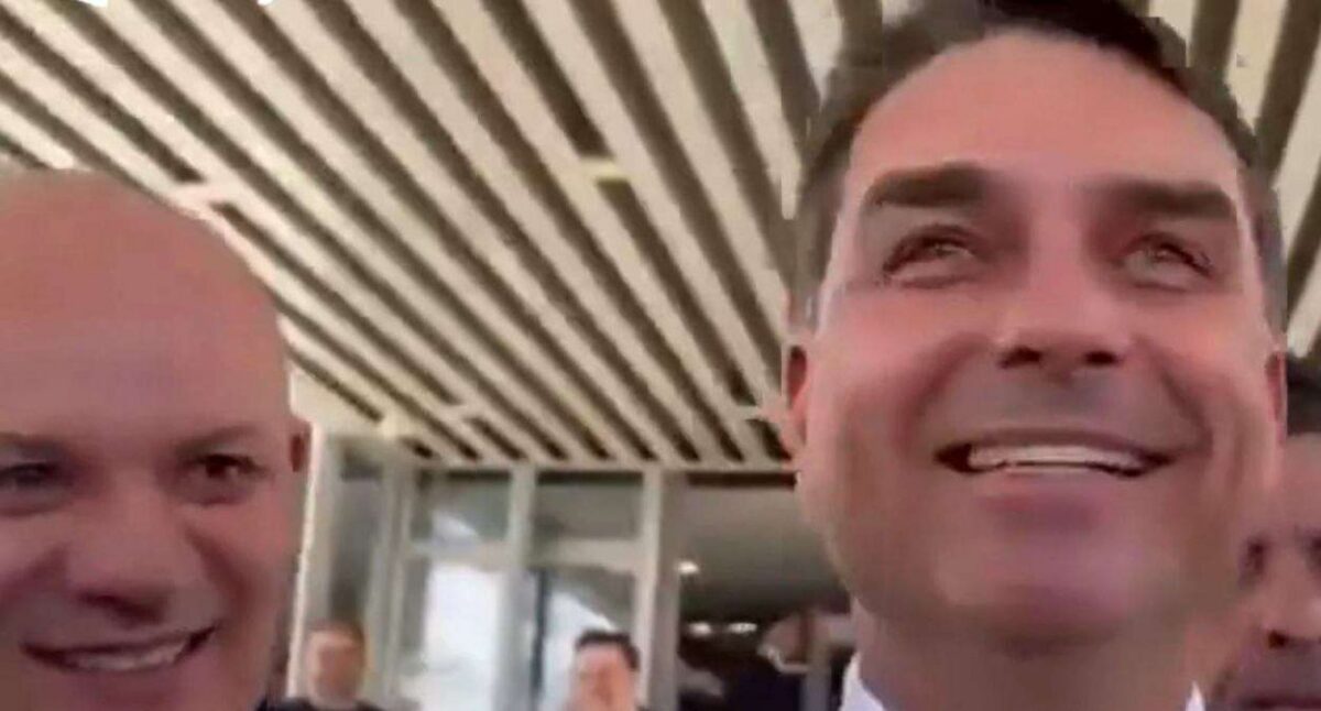 Flavio ironiza repórter esquerdista e gargalhadas dão lição na imprensa tendenciosa (veja o vídeo)