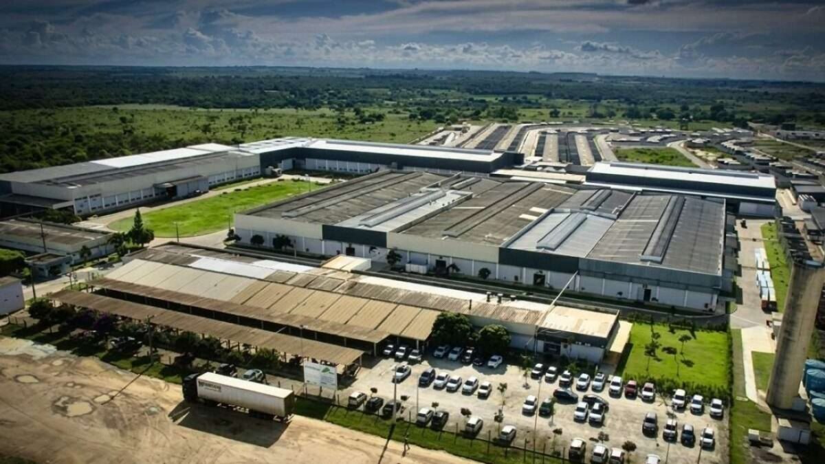 Mais de 230 empresas brasileiras já estão produzindo em outro país em busca de menos impostos