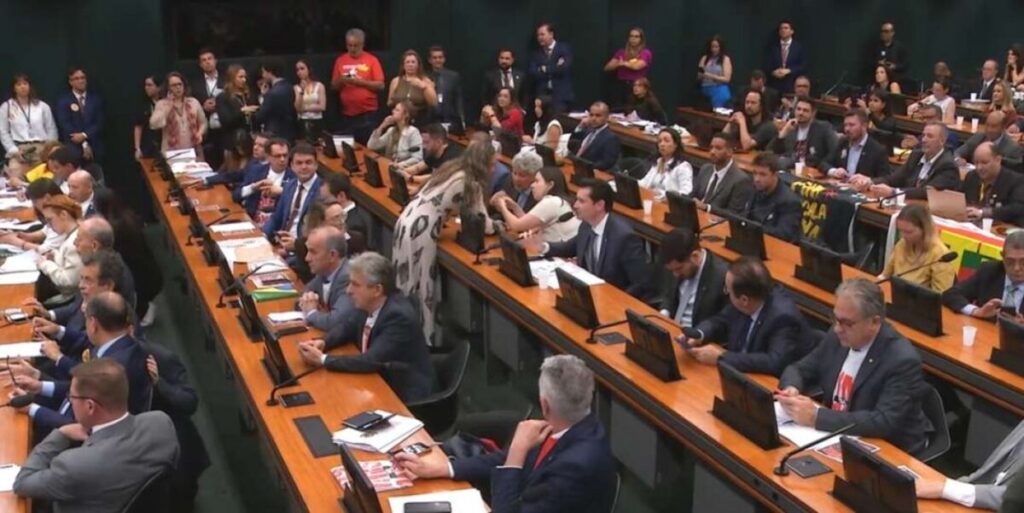 AO VIVO: Começa a votação que pode mudar o futuro da CLT no país (veja o vídeo)