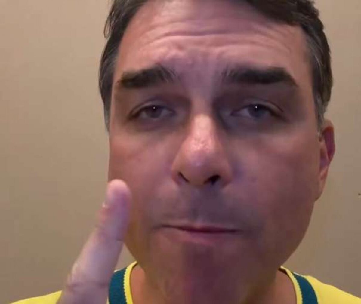 Lula leva tapa na cara de Flávio e Trump