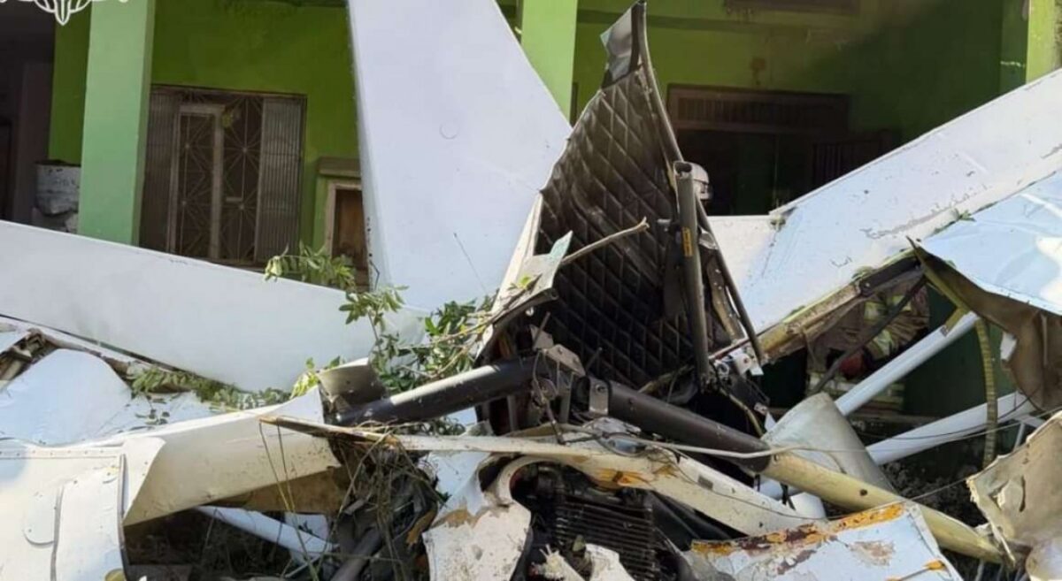Avião cai sobre casa em Nova Iguaçu e piloto morre na hora (veja o vídeo)