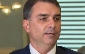URGENTE: Esquerda entra com ação contra Flávio em favor das Organizações Terroristas PCC e CV