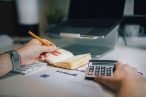 O futuro do trabalho não está na escala 6X1 nem na 4X3: E se o Brasil discutisse a liberdade de contratação por hora trabalhada?