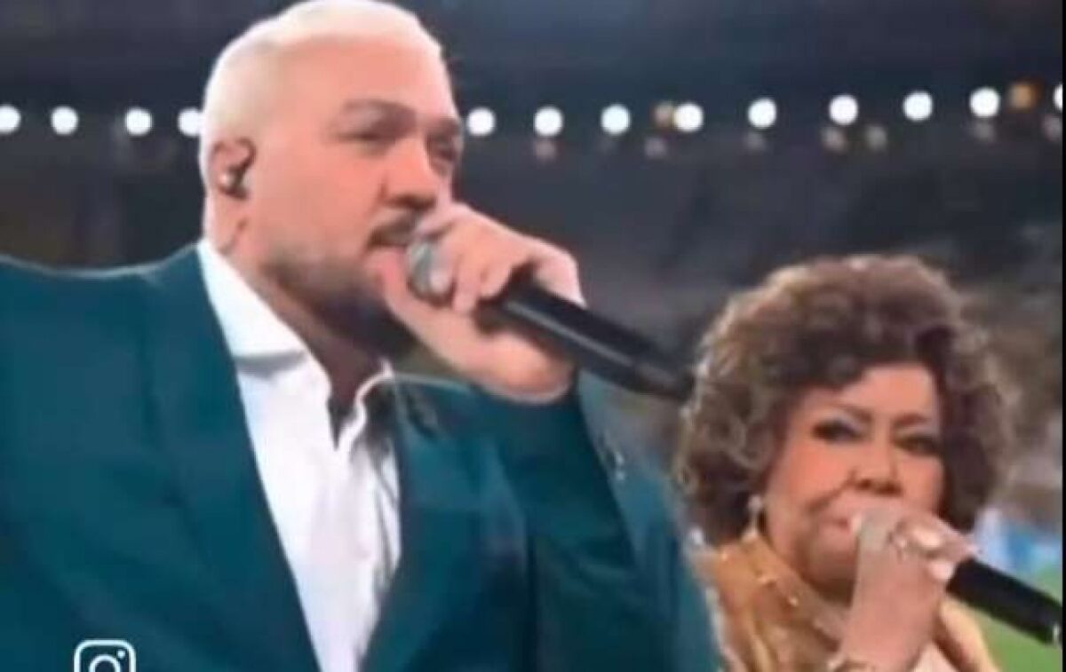 Belo e Alcione tentam cantar Hino Nacional no Maracanã, mas o que acontece é um show de horrores