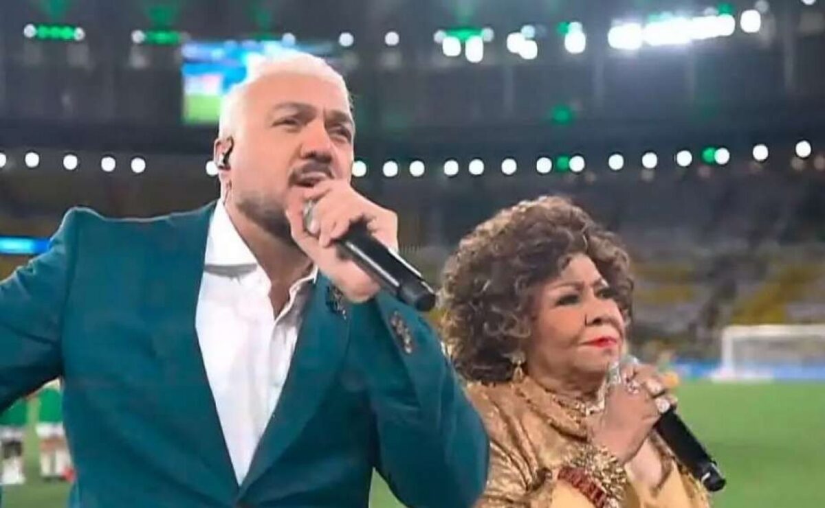 Web não perdoa o show de horrores de Alcione e Belo durante Hino Nacional no Maracanã