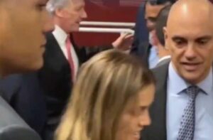 Moraes foge como um rato de jornalista no Gilmarpalooza (veja o vídeo)