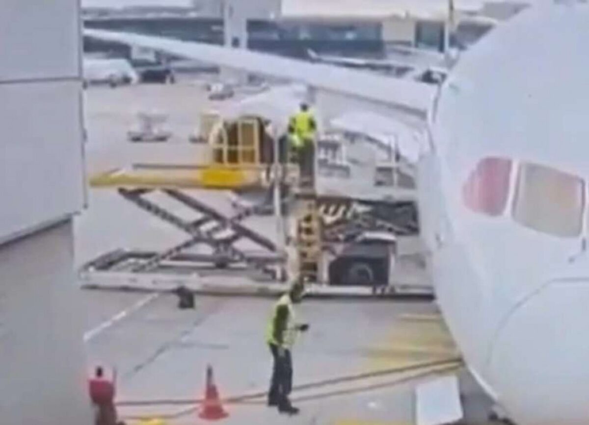 Trem de pouso falha e o que acontece em aeroporto é assustador