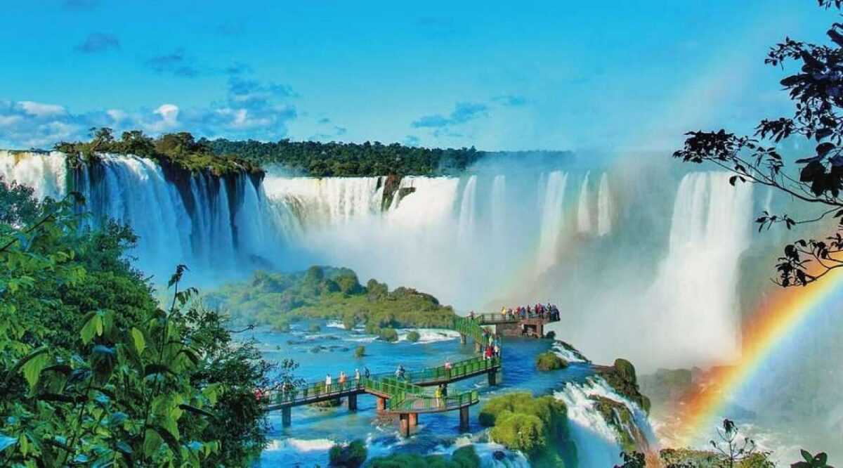 Turista maluco pula nas Cataratas do Iguaçu para resgatar celular e bombeiros agem rapidamente