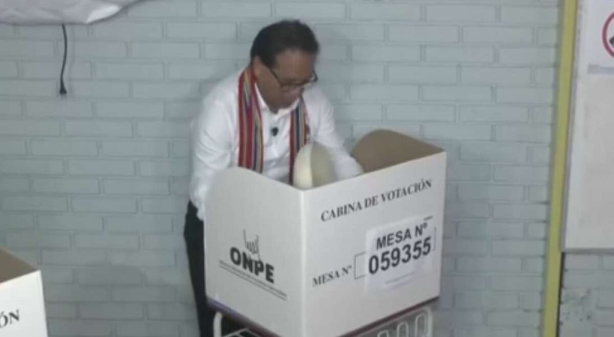 URGENTE: Faltando poucos votos para o fim, candidato de esquerda ultrapassa adversária no Peru