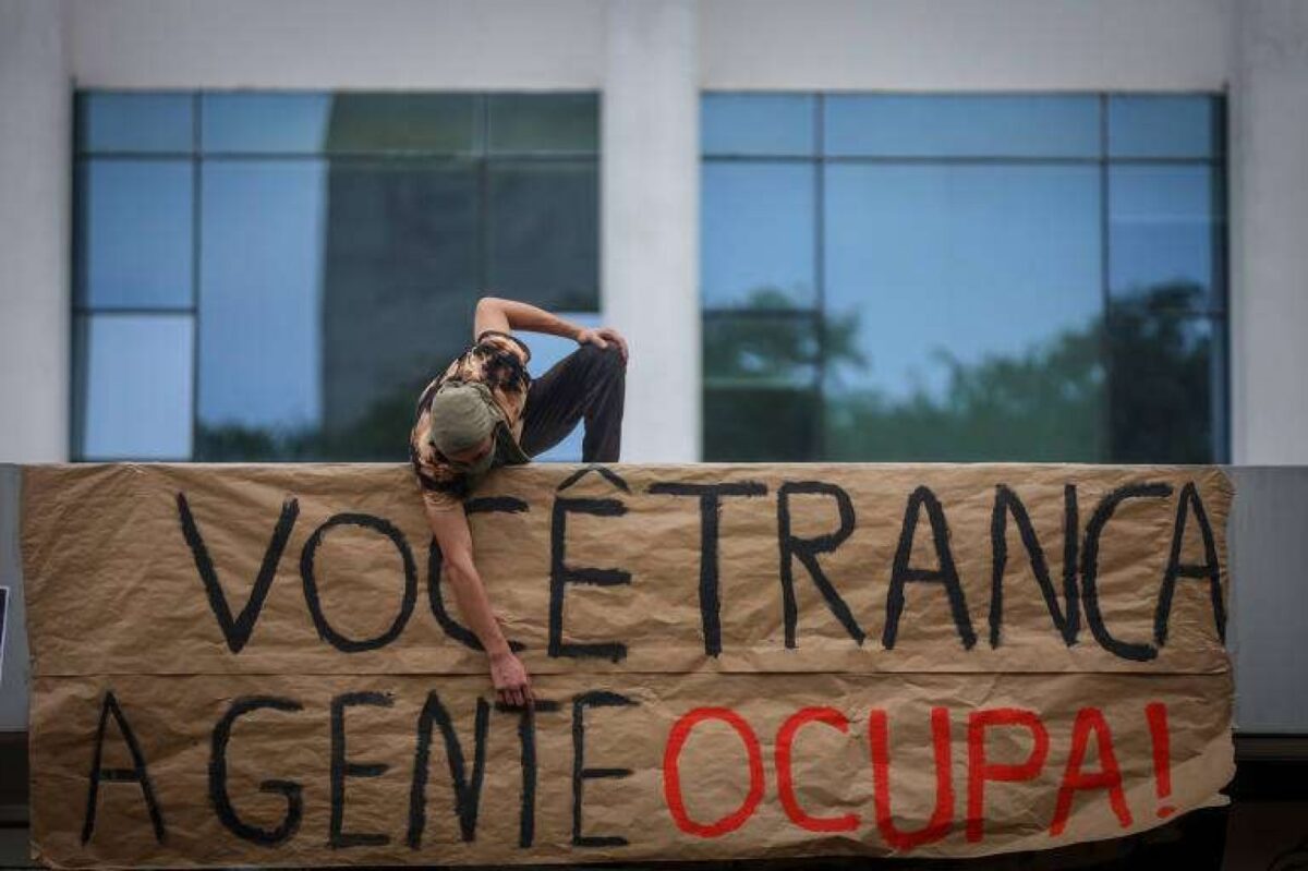 Estudantes encapuzados voltam a invadir blocos de administração da USP e polícia é obrigada a agir