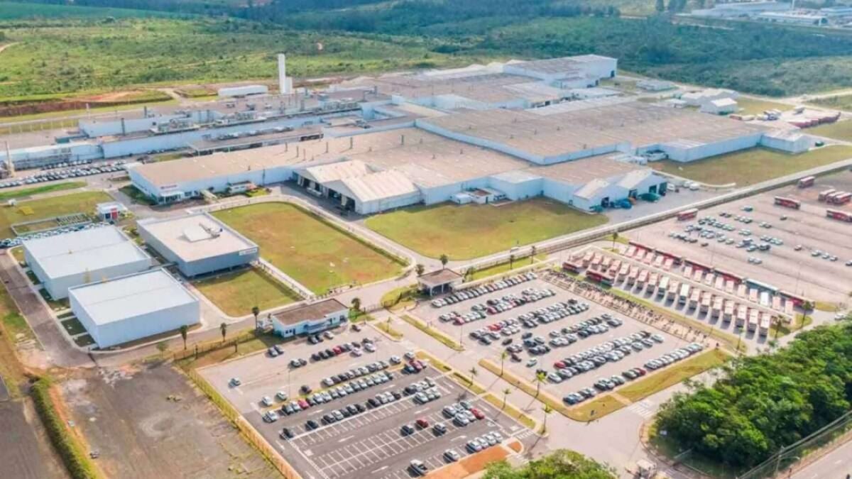 Maior fabricante de carros do mundo fecha fábrica no Brasil com 1,5 mil funcionários