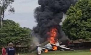 Avião cai, mortes são confirmadas e imagens são fortes (veja o vídeo)