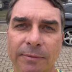 Flávio Bolsonaro visita o pai e desabafa por não poder assistir ao jogo da Seleção ao lado dele