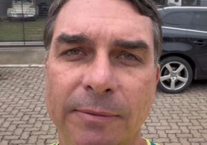 Flávio Bolsonaro visita o pai e desabafa por não poder assistir ao jogo da Seleção ao lado dele