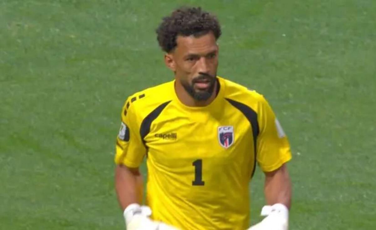 O herói improvável da Copa: Conheça Vozinha, goleirão que fez história contra a Espanha