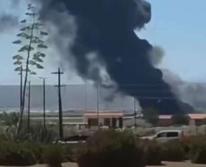 Avião militar cai dentro de base aérea logo após decolagem (veja o vídeo)