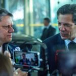 Em nova pesquisa em SP Tarcísio mantém distância segura do poste de Lula