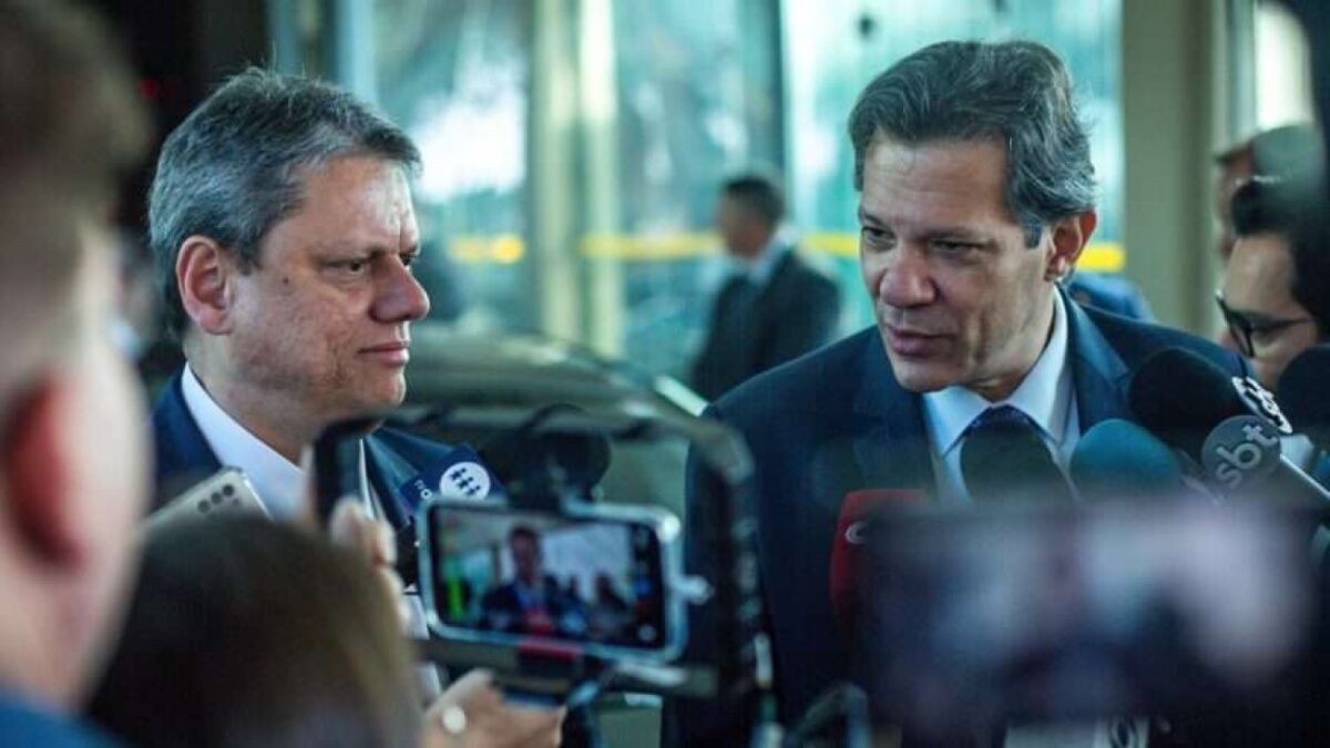 Em nova pesquisa em SP Tarcísio mantém distância segura do poste de Lula