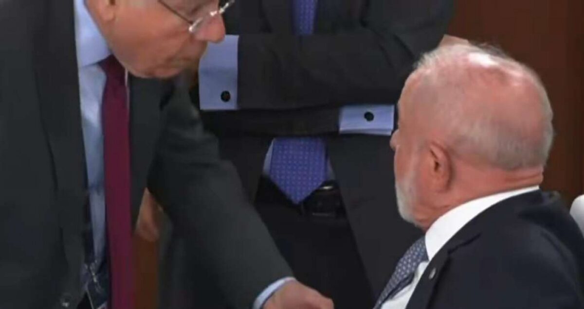Lula esbraveja com assessor e microfone vaza: Isso me deixa p*** (veja o vídeo)