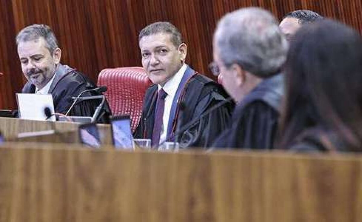 Notícia-crime de Flávio contra Lula por incitação ao crime tem Nunes Marques como relator