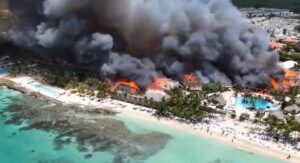 Incêndio atinge resort de luxo em praia badalada, mata turista e provoca evacuação de 1.700 pessoas