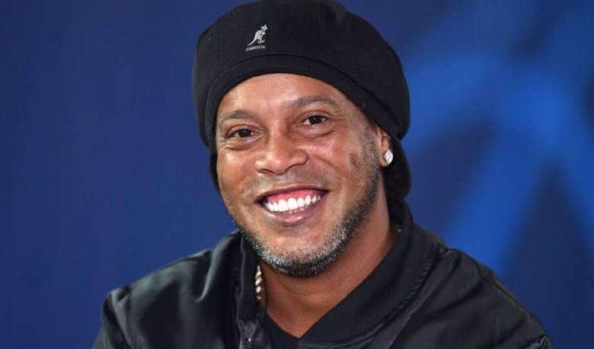 Aos 46 anos, Ronaldinho assina com clube italiano e retorna ao futebol