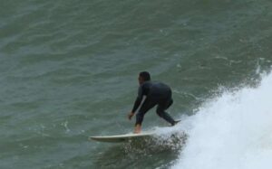 Conhecido surfista tem parada cardíaca e morre afogado no mar