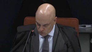 Moraes solta frase ameaçadora sobre Bolsonaro ter arma em casa