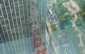 Surgem imagens do acidente de avião que atingiu o mais alto prédio de Pequim (veja o vídeo)