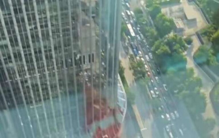Surgem imagens do acidente de avião que atingiu o mais alto prédio de Pequim (veja o vídeo)