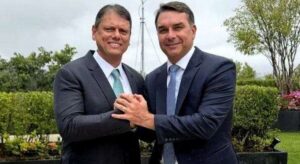 Milícia digital torra valores milionários para atacar Flávio e Tarcísio. De onde vem o dinheiro?