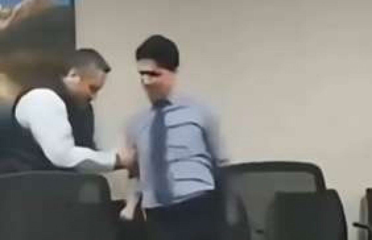 Prefeito compra arma de choque e testa em assessor durante demonstração (veja o vídeo)