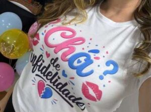 Influenciadora viraliza ao transformar descoberta de infidelidade em chá revelação