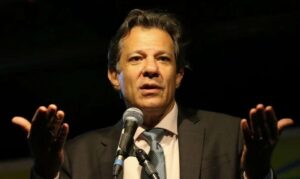 Haddad é vaiado em universidade e evento acaba em confusão e agressões