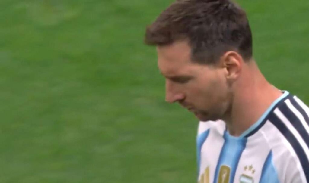 URGENTE: Messi perde pênalti, Argentina toma 2 gols e está praticamente fora da Copa