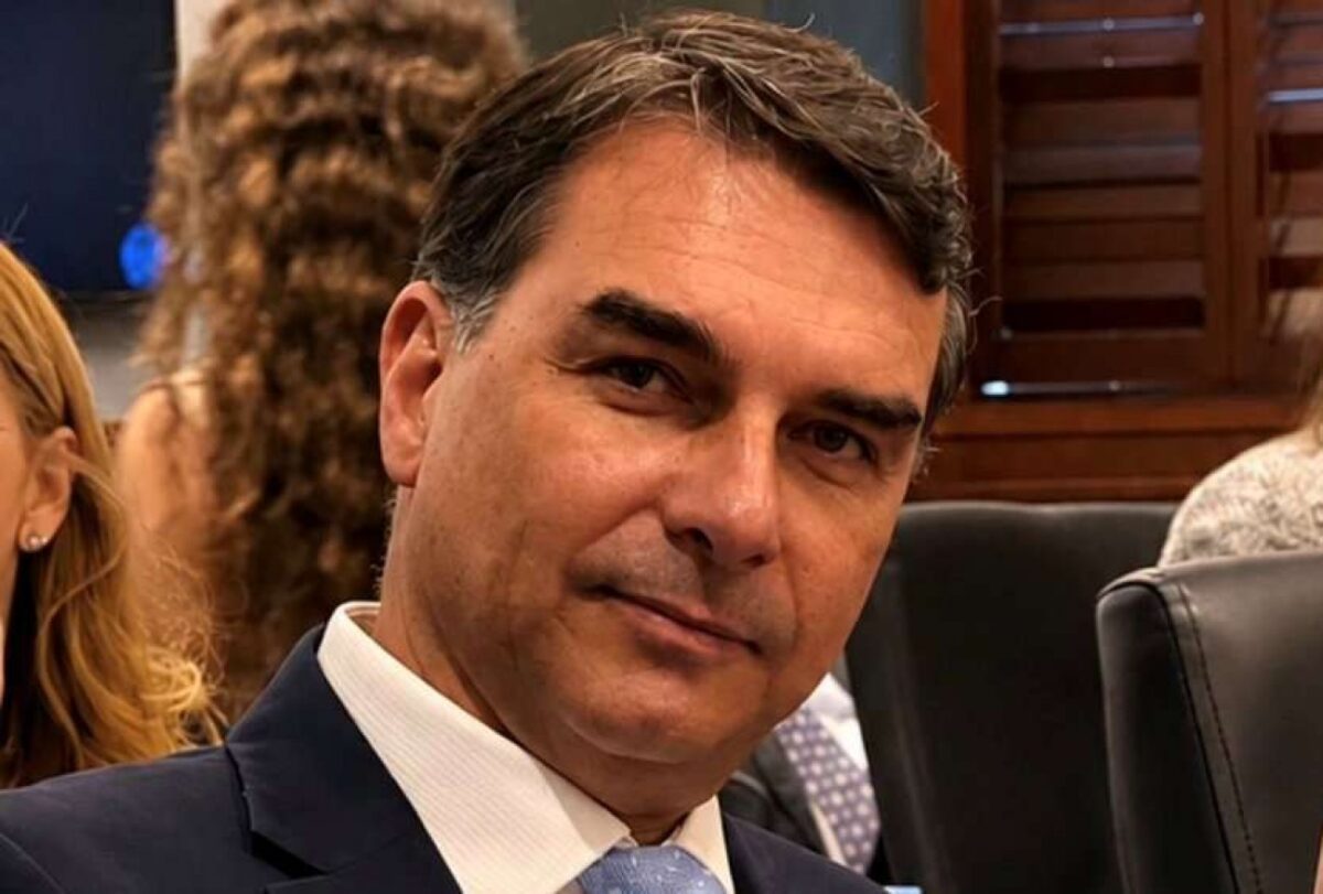 Fantástica presença internacional é confirmada no lançamento de Flávio e enfurece a esquerda