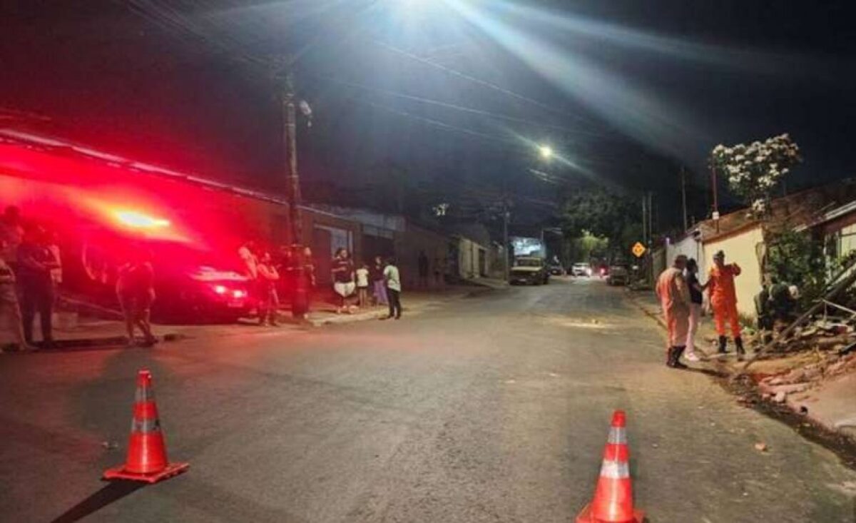 Caminhão de famoso sertanejo perde controle e invade casas em Goiânia
