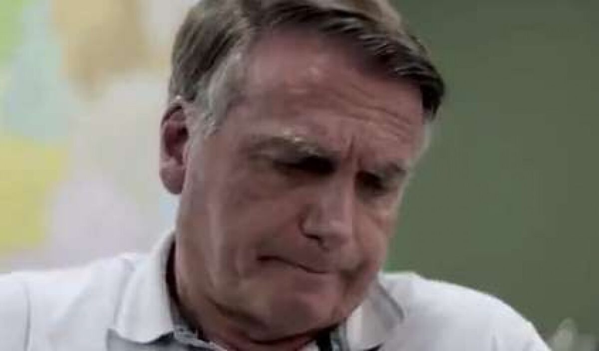 Mesmo em sofrimento, Bolsonaro arruma forças para fazer brincadeira com advogado